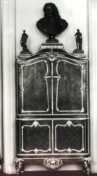 Skåp med en byst av Louis av Orleans (1703-52) (trä) av Charles Cressent