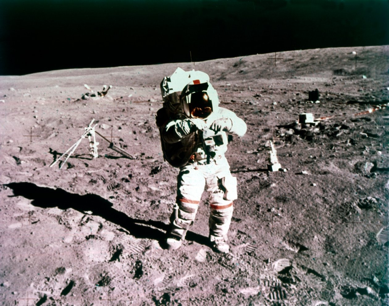 Astronaut John Young på månens yta, Apollo 16-uppdrag, 21 april 1972. av Charles Duke