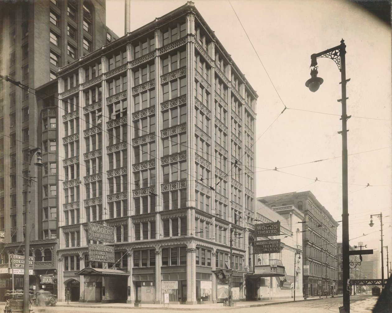 Utsikt över Woods Theatre på 54 W. Randolph St., Chicago, ca 1900 av Charles E. Barker