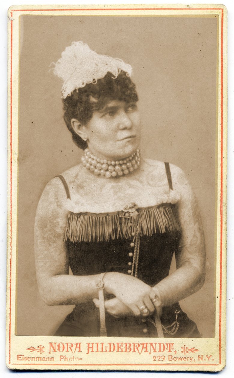 Porträtt av Nora Hilderbrandt, ca 1893 (Skåpsfoto) av Charles Eisenmann