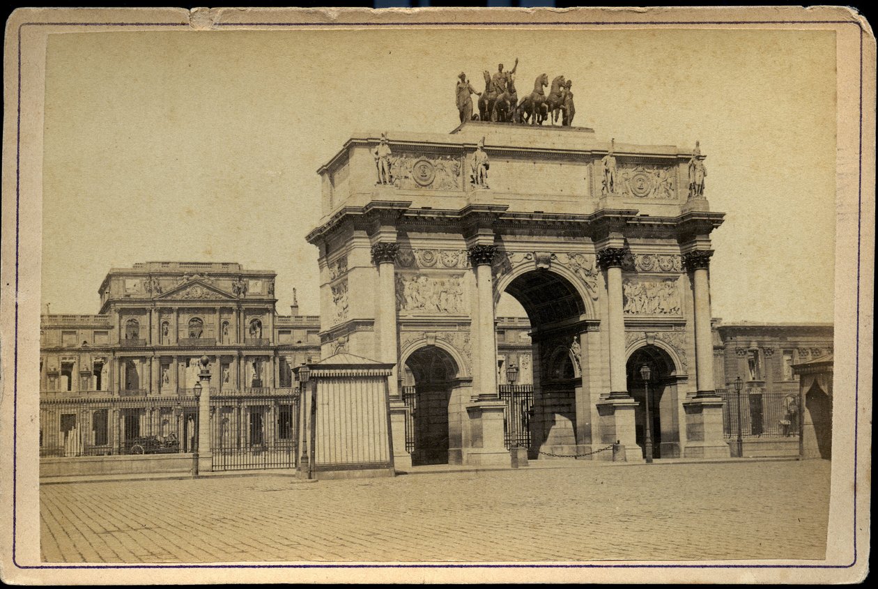Frankrike, Ile-de-France, Paris (75): Triumfbågen du Carrousel med byggnaderna i ruinerna av Tuileries imperiales av Charles & Fontaine Pierre (1762 1853) Percier
