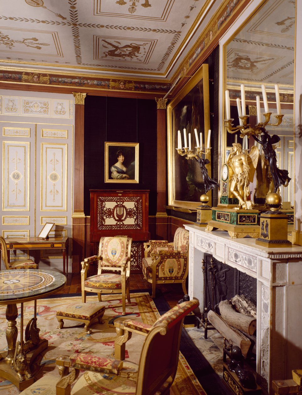Besökssalongen och vänsterporträtt av drottning Hortense, Chateau de Malmaison i Rueil-Malmaison, av arkitekterna Pierre-Francois-Leonard Fontaine och Charles Percier, Frankrike av Charles and Fontaine Pierre Percier