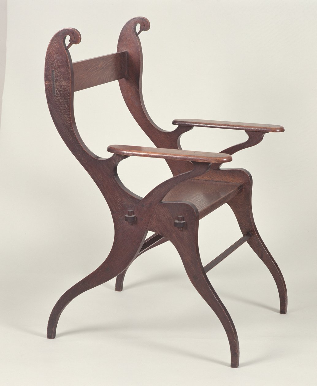 Fåtölj eller Svanstol designad av C.F.A. Voysey (1857-1941) 1883-5, tillverkad ca 1898 (ek) av Charles Francis Annesley Voysey