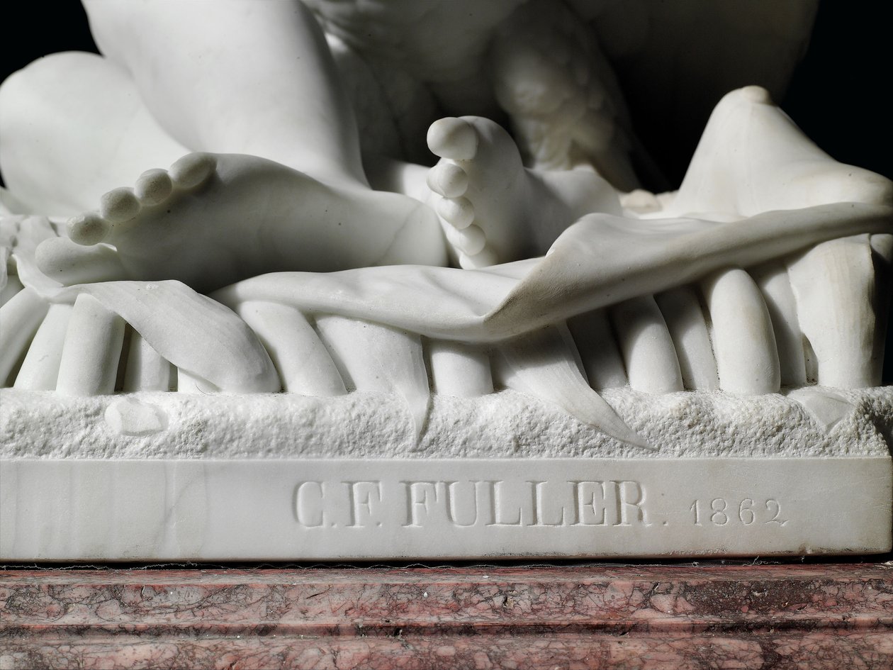 En figur av Rhodopis i naturlig storlek på sockel av Charles Francis Fuller