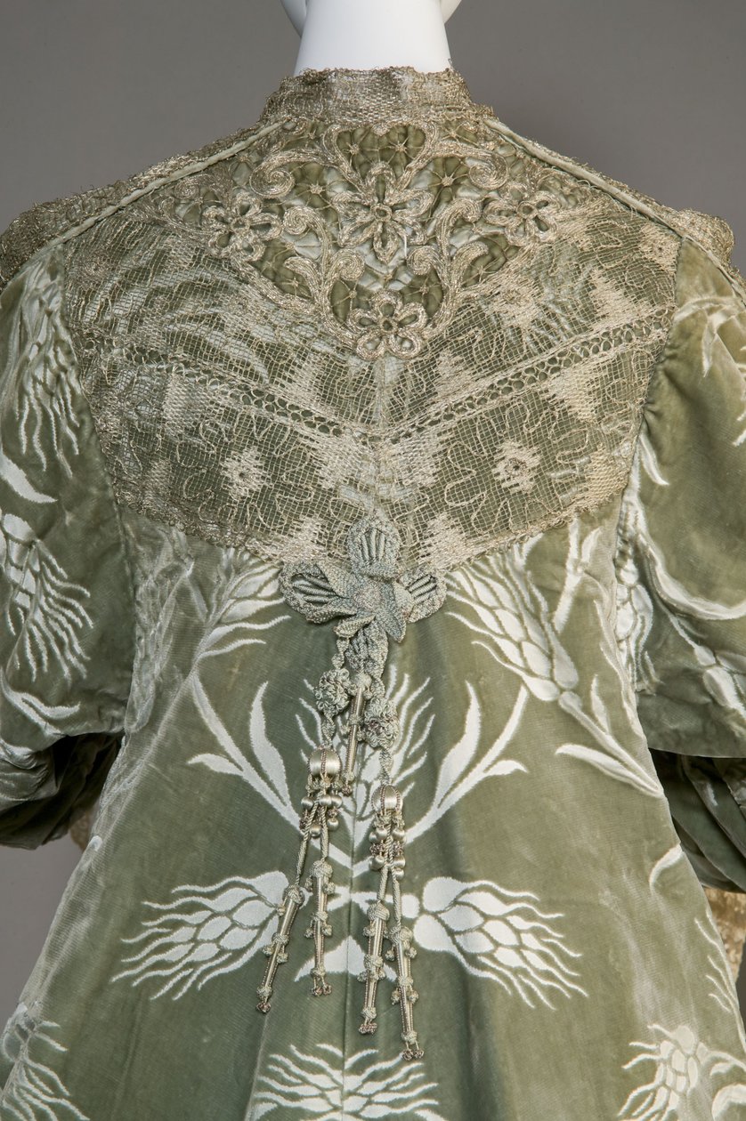 Bertha Palmers aftonrock, c.1902 (detalj baksida). Sidensatäng med skuren sammet i vetemönster, metalltrådspets, silkesmetallic tofsar. Värt, Paris. av Charles Frederick Worth