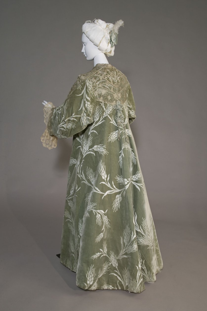 Bertha Palmers aftonrock, c.1902 (baksidan sned vy). Sidensatäng med skuren sammet i vetemönster, metalltrådspets, silkesmetallic tofsar. Värt, Paris. av Charles Frederick Worth