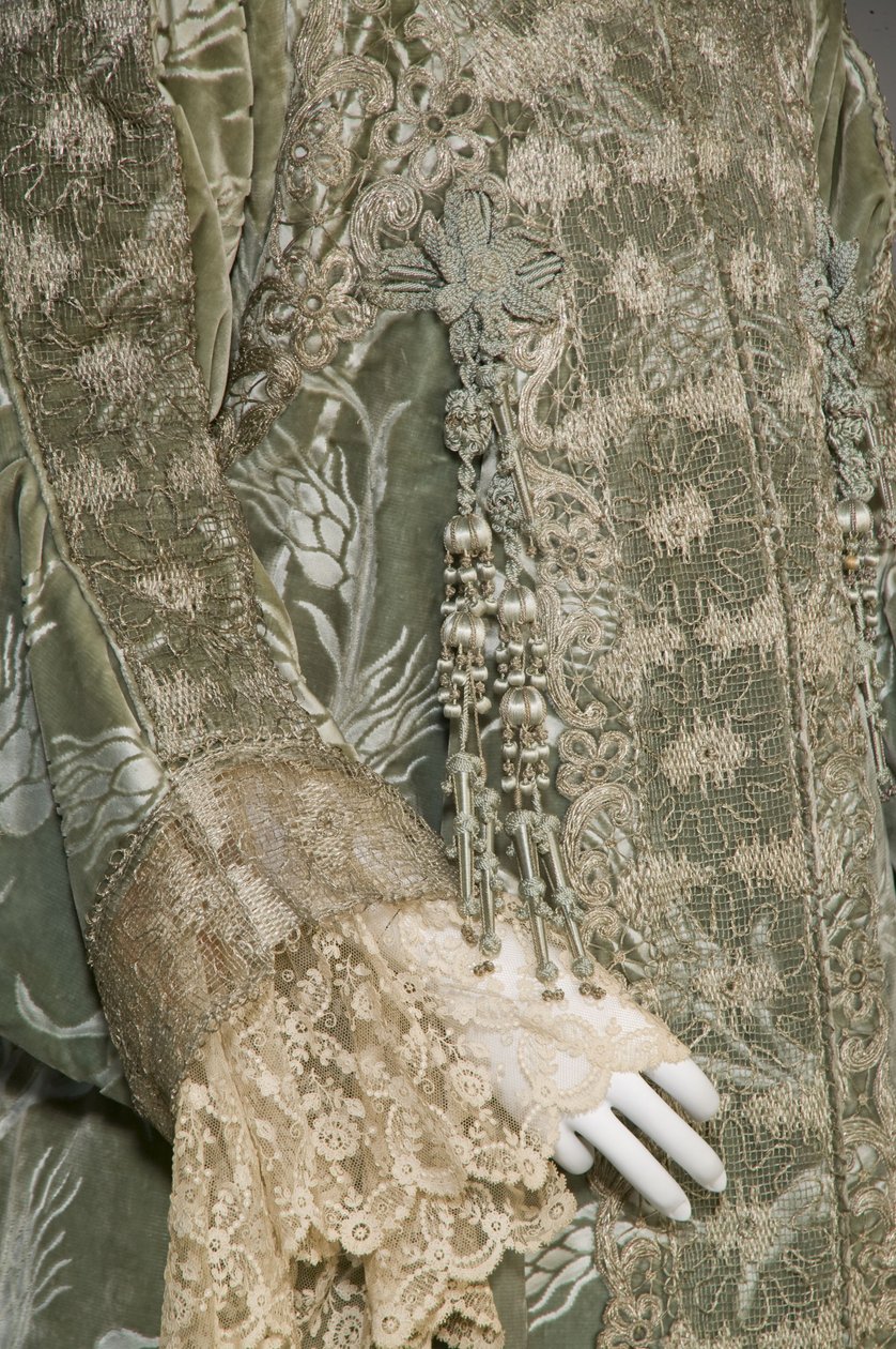 Bertha Palmers aftonrock, ca 1902 (detaljvy av ärmen). Sidensatäng med skuren sammet i vetemönster, metalltrådspets, silkesmetallic tofsar. Värt, Paris. av Charles Frederick Worth