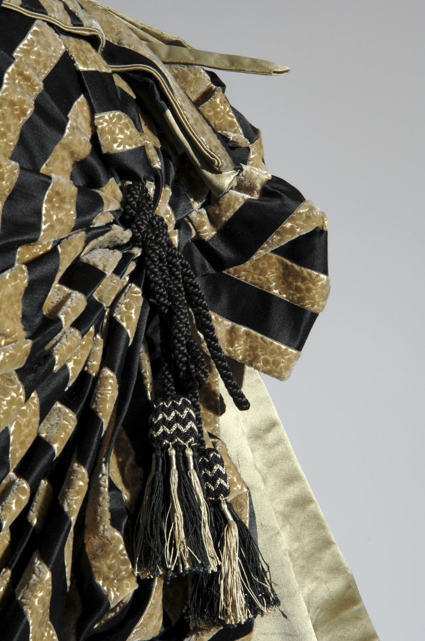 Aftonklänning, ca 1884 (detaljvy av rörelse). Sidensatin och skuren sammet, spets, sidentråds tofsar och fransar. Charles Frederick Worth, Frankrike. av Charles Frederick Worth