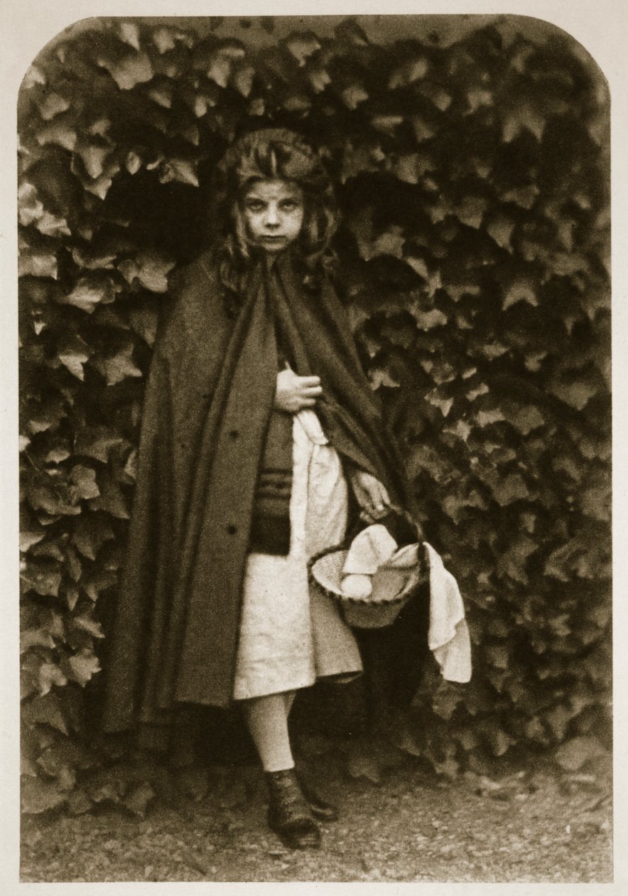 Agnes Grace Weld, som "Rödluvan", 18 augusti 1857 (sepiafoto) av Charles Lutwidge Dodgson