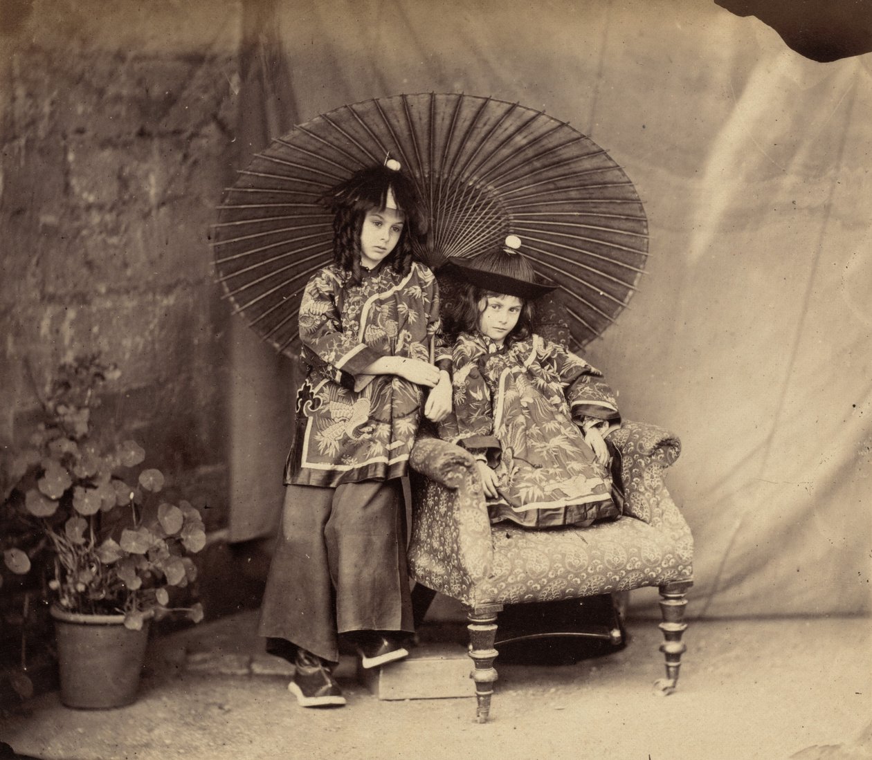 Lorina och Alice Liddell i kinesisk klänning av Charles Lutwidge Dodgson