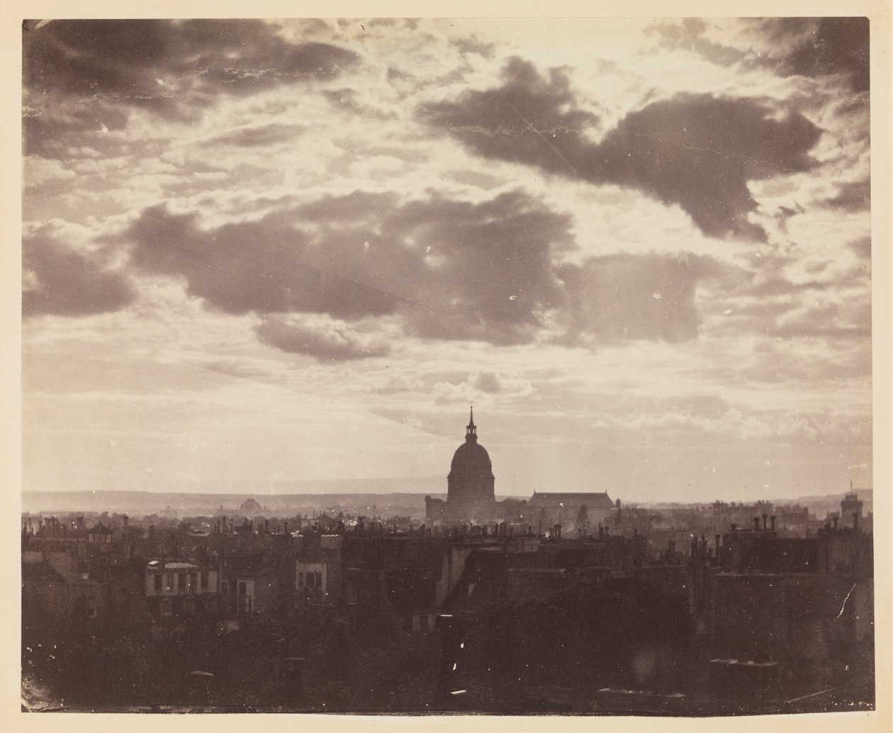 [Moln över Paris] av Charles Marville