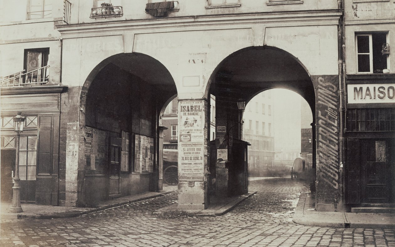 Les Deux-Portes. Utsikt från Rue des Innocents mot Rue de la Ferronnerie. av Charles Marville