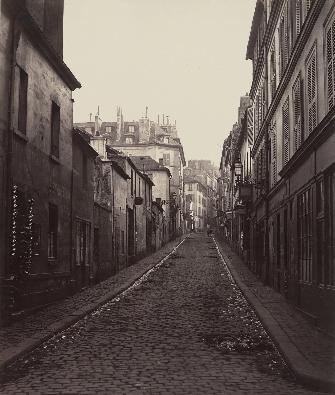 Rue Neuve-Coquenard från Rue Lamartine, 1870-talet. av Charles Marville