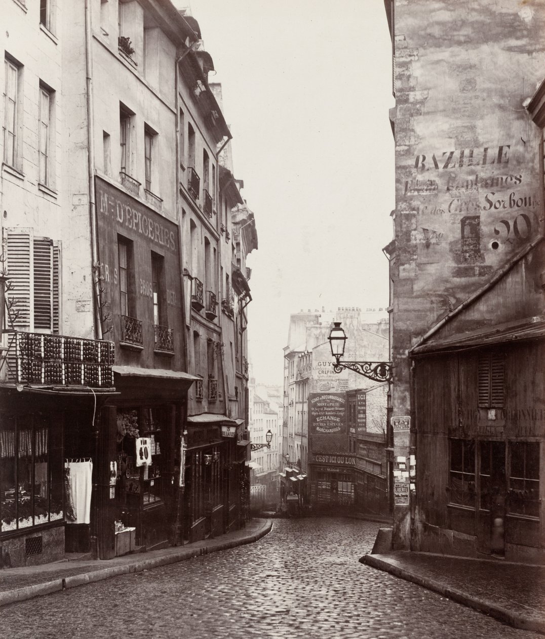 Rue de la Montagne-Sainte-Geneviève nära korsningen med Rue LaPlace (Rue de la Montagne-Sainte-Geneviève prés de carrefour de la rue LaPlace) av Charles Marville