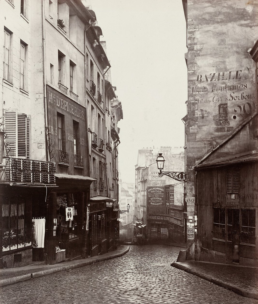 Rue de la Montagne-Sainte-Geneviève nära korsningen av Rue LaPlace..., 186569. av Charles Marville