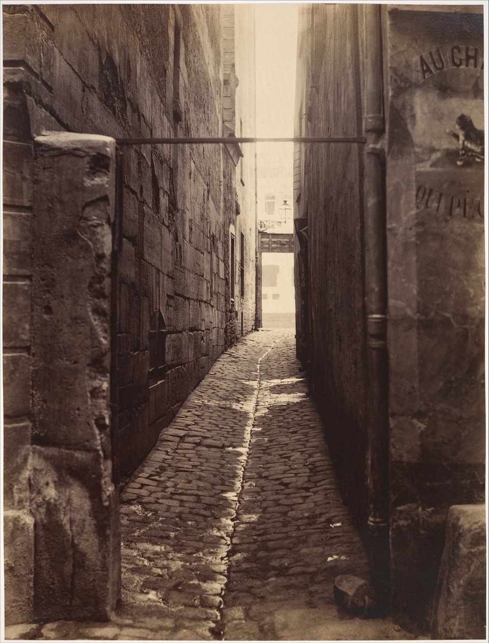 Rue du Chat-qui-Pêche (från Rue de la Huchette) av Charles Marville