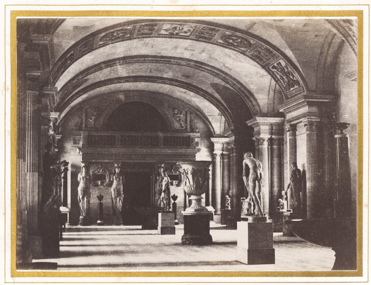 Karyatidernas rum, på Louvren, ca. 1851. av Charles Marville
