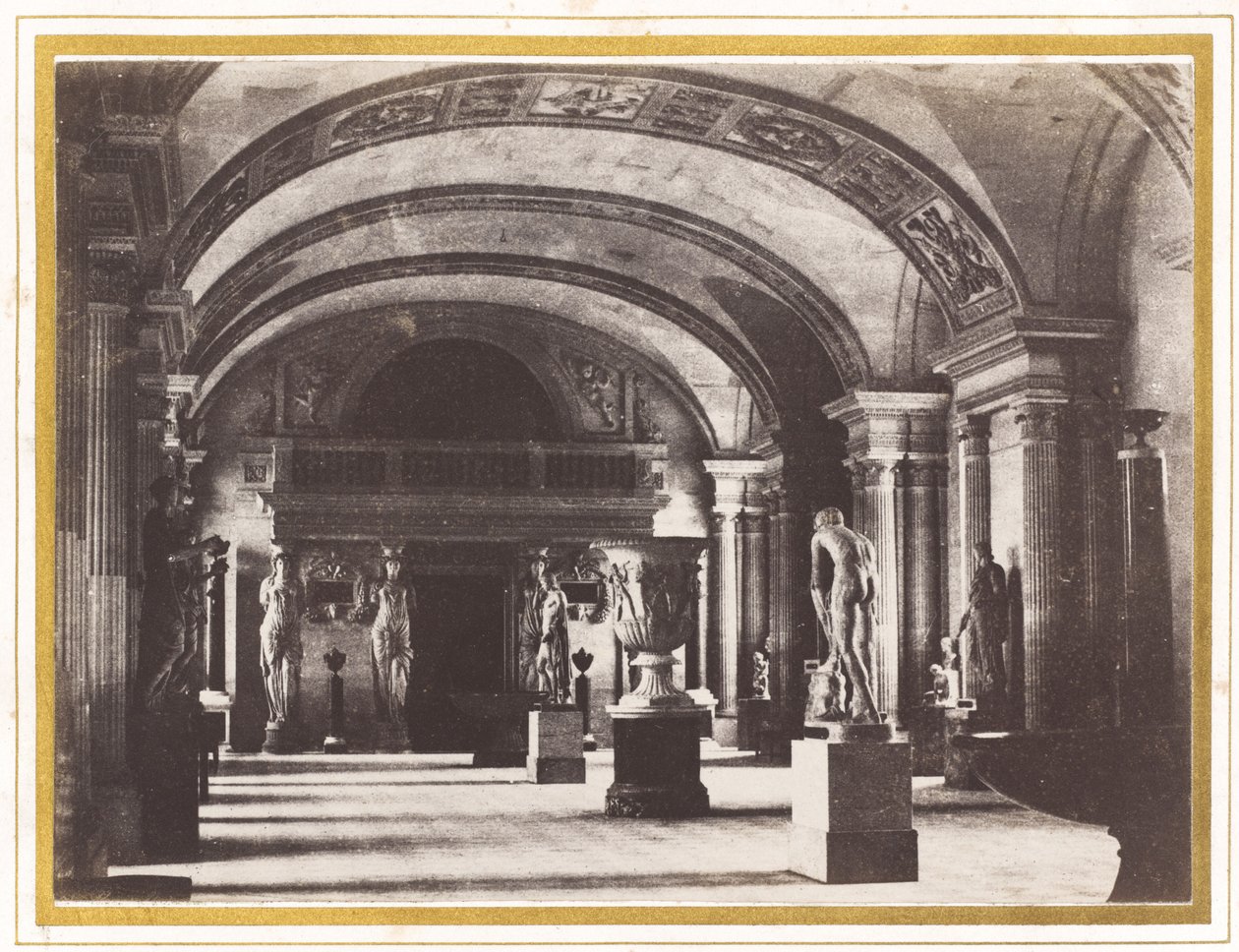Salle des Cariatides, Musée du Louvre, ca 1851 (foto) av Charles Marville