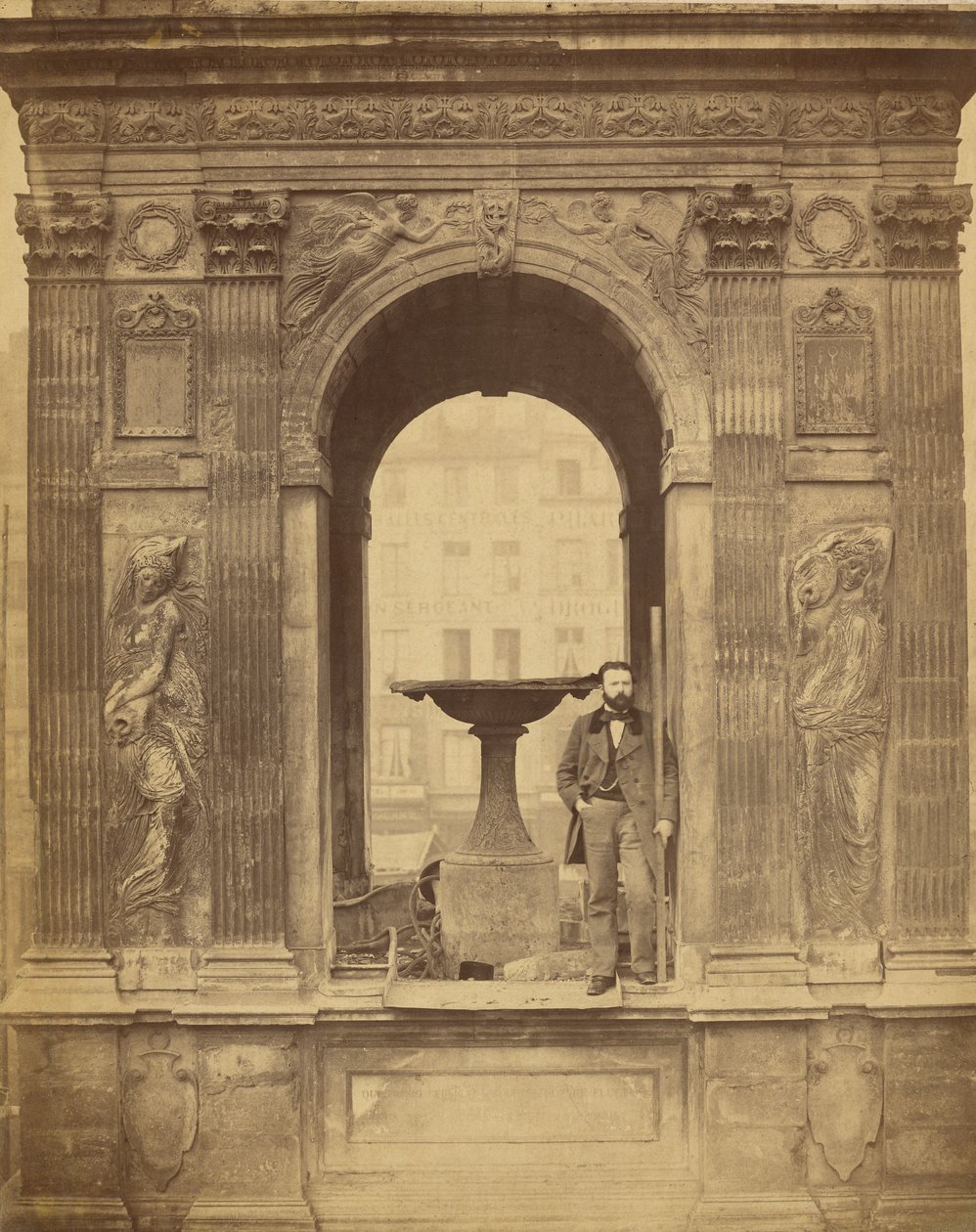 [Oidentifierad man poserar i Fontaine des Innocents] av Charles Marville