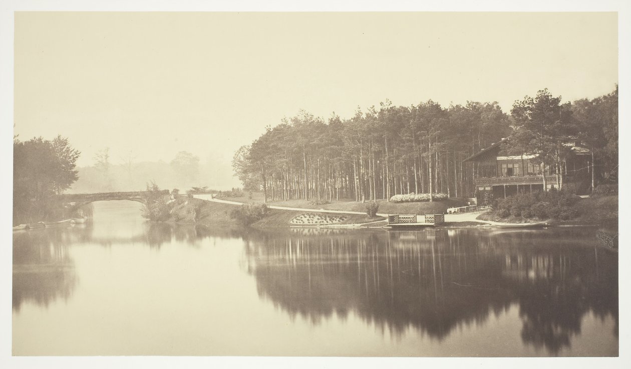 Utan titel, c. 1850. [Bro och stuga i Bois de Boulogne, en park i Paris]. av Charles Marville