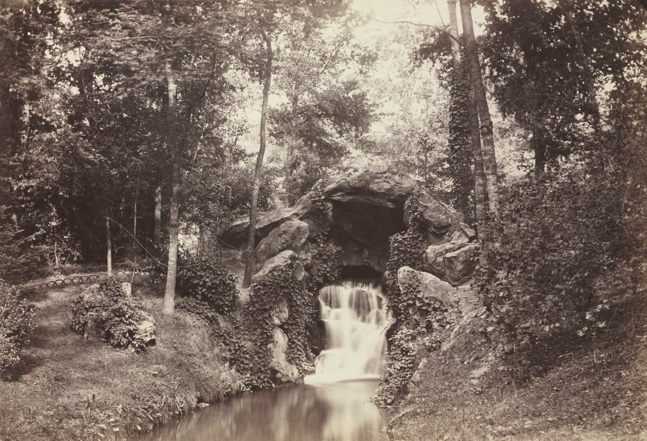 Utsikt över den lilla grottan mot hjortdammen, Bois de Boulogne av Charles Marville