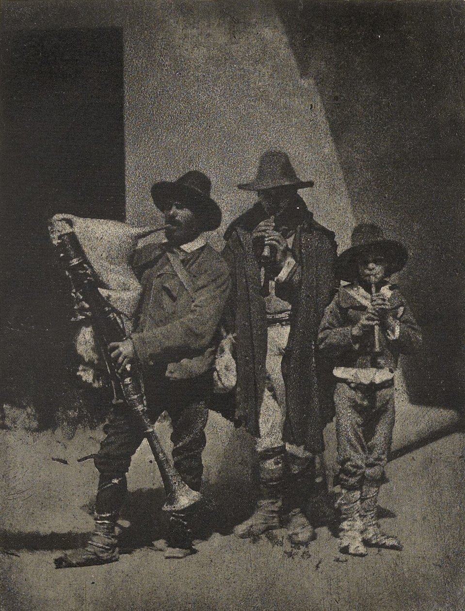 [Grupp med tre italienska gatumusiker framför 21, Quai Bourbon, Paris] av Charles Nègre