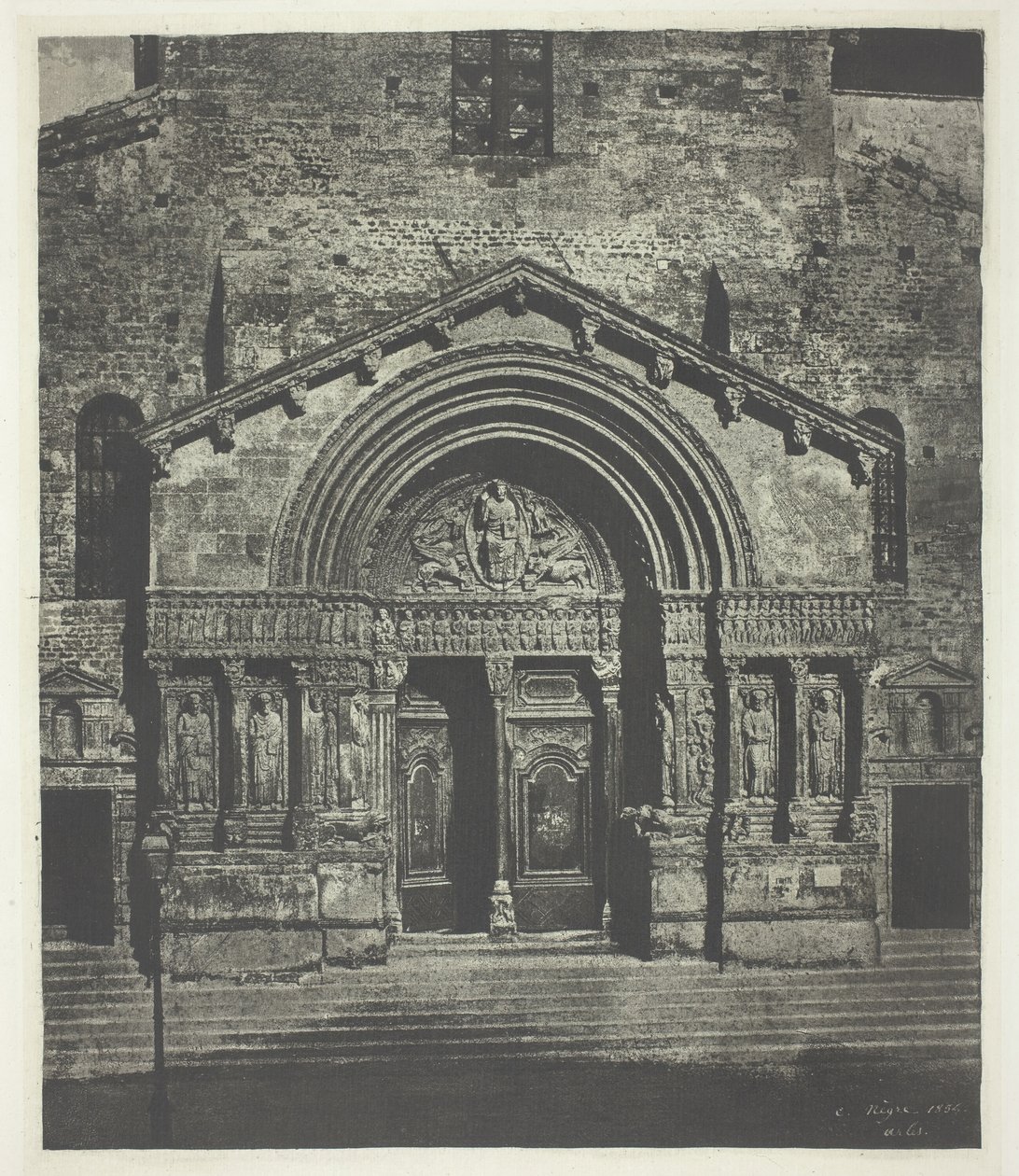 Arles: The West Porch of Saint-Trophime, 21 oktober 1854, tryckt 1982. av Charles Nègre