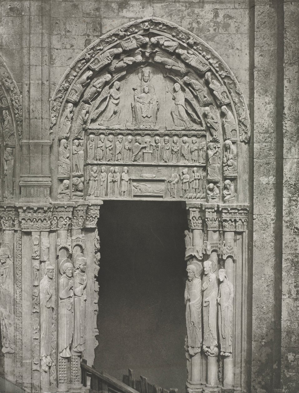 Chartres katedral: Höger dörr till den kungliga portalen med Our Lady of Chartres, 1857. av Charles Nègre