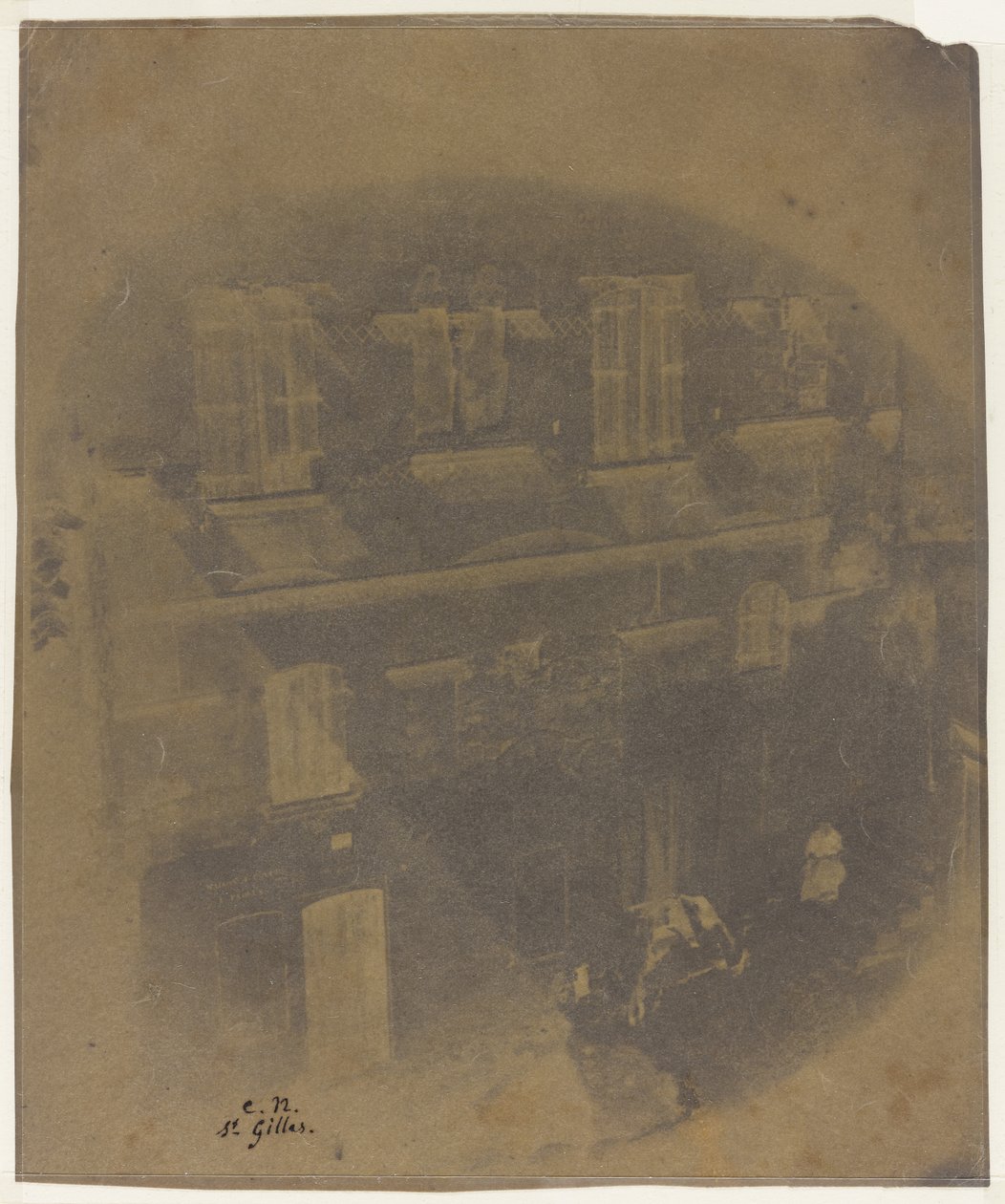 Nedre delen av fasaden på ett romerskt hus i Saint-Gilles du Gard, 1852 (kalotyp (vaxat pappersnegativ)) av Charles Nègre