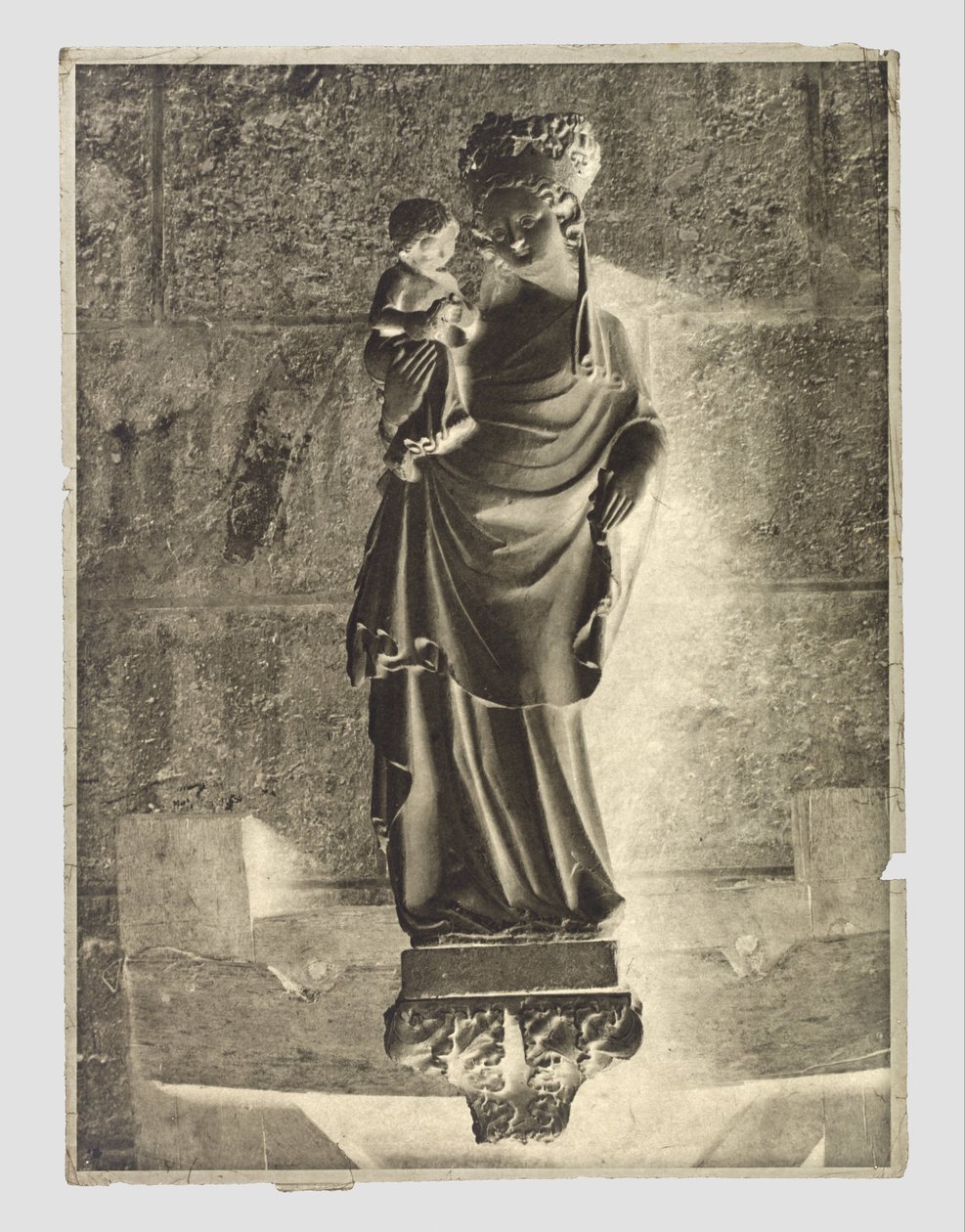Skulptur av Maria med barn på Notre-Dame, Paris av Charles Nègre