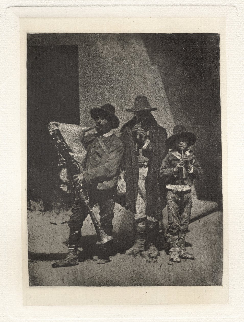 Tavla III – Group of Three Pifferari Standing, i Court of 21 Quai Bourbon (Plate III – Group of Three Pifferari Standing, in Court of 21 Quai Bourbon) av Charles Nègre, André Jammes