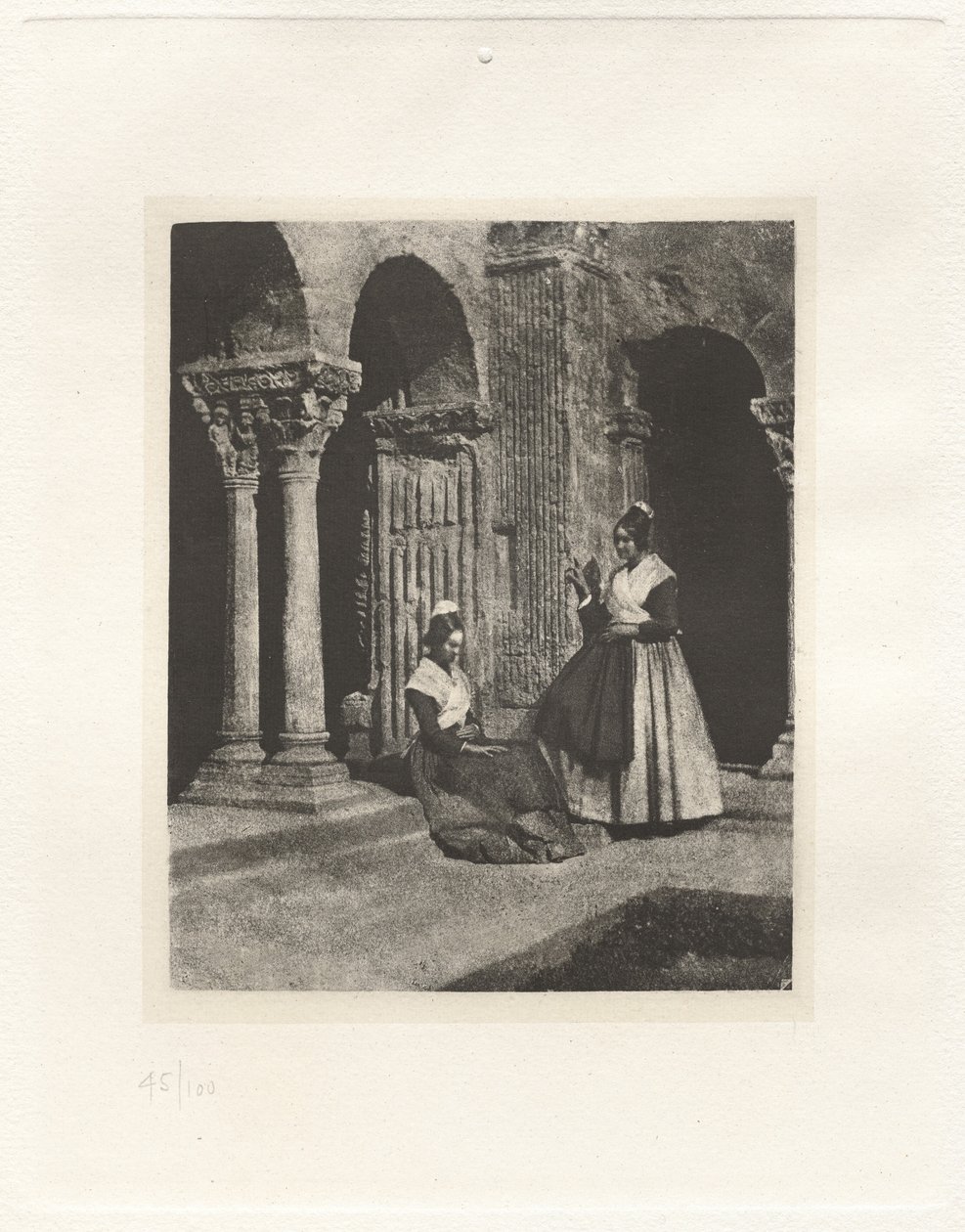 Tavla II – Två Arlesiennes i Saint-Trophime of Arles-klostret (Plåt II – Två Arlesiennes i Saint-Trophime of Arles-klostret) av Charles Nègre, André Jammes