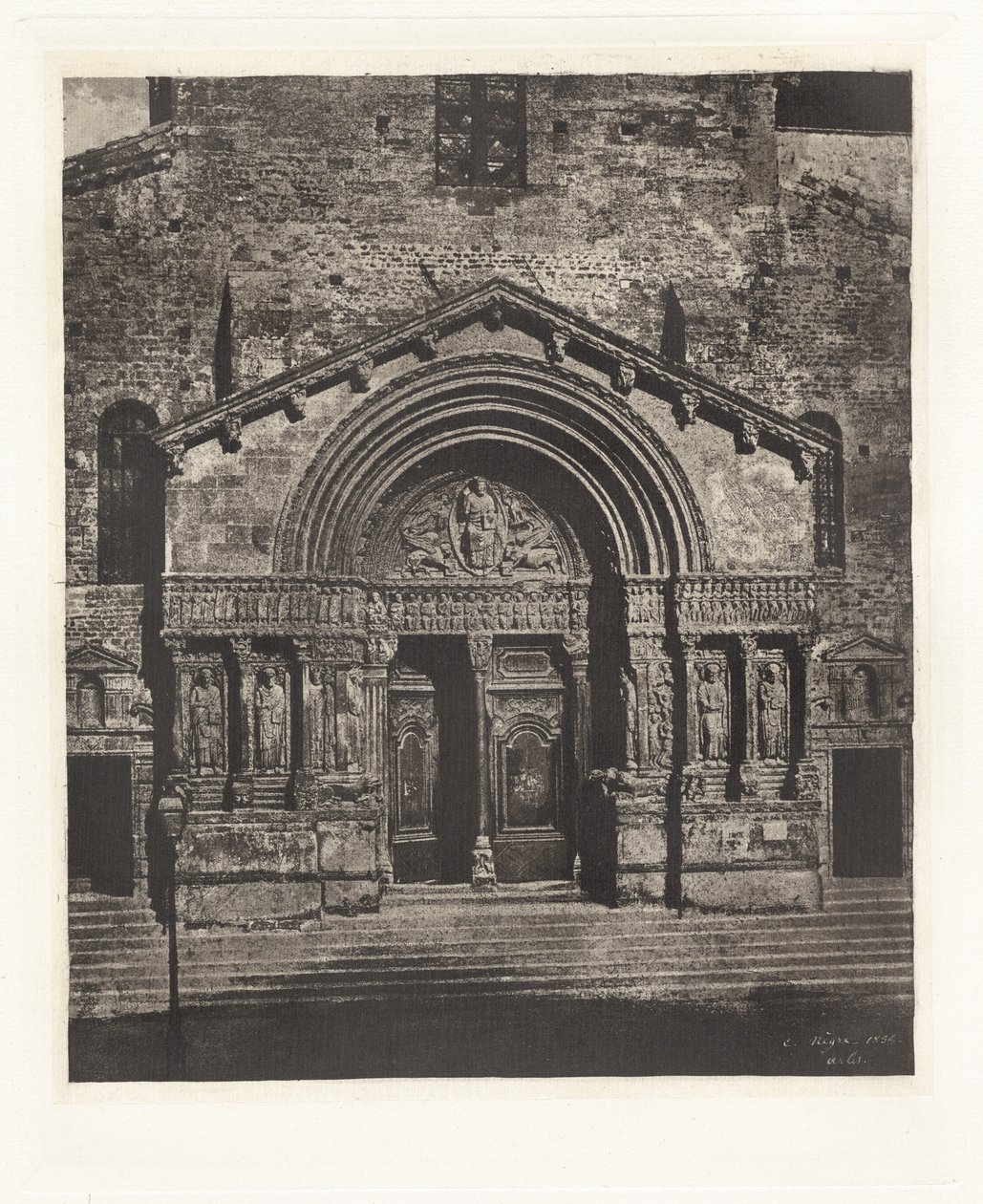 Skylt VI – Portal of Saint-Trophime of Arles (Platt VI – Entrance of Saint Trophime of Arles) av Charles Nègre, André Jammes