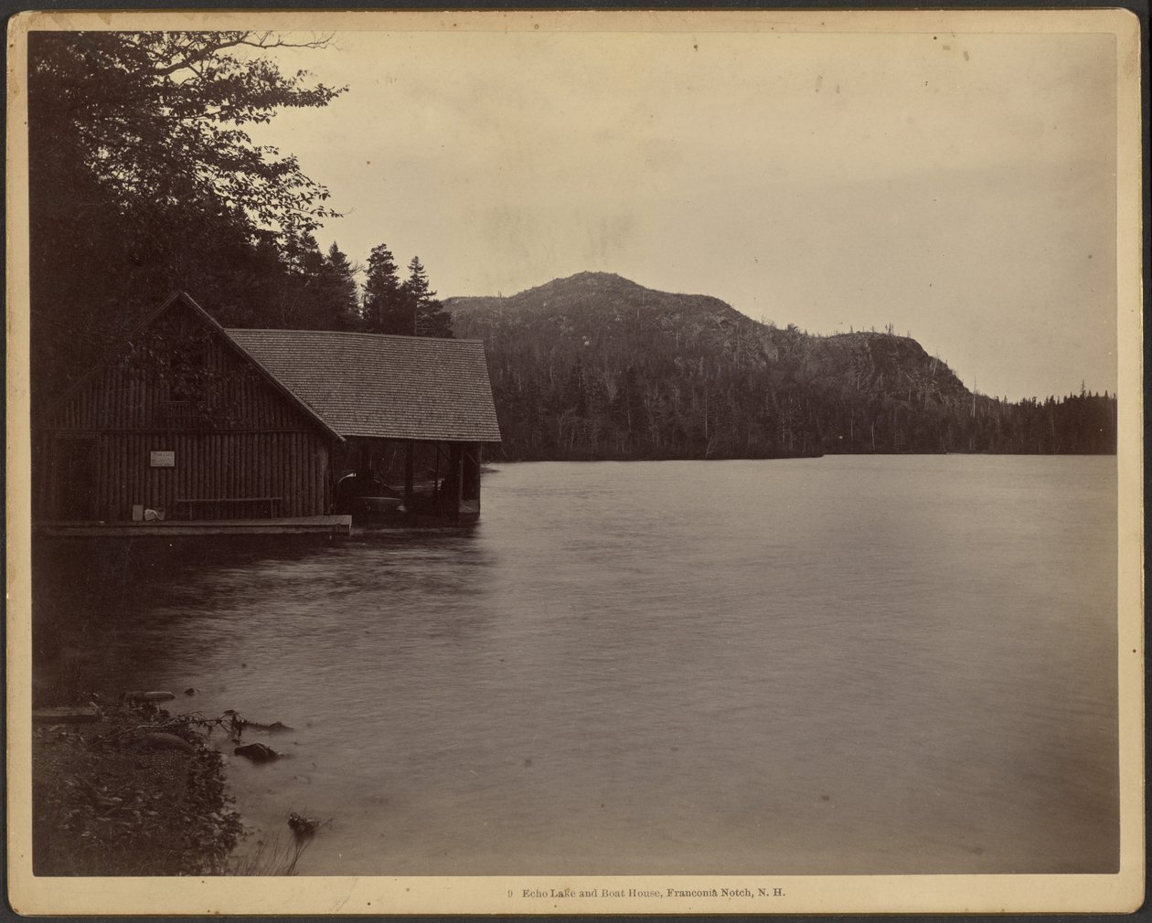 Echo Lake och båthus, Franconia Notch, New Hampshire av Charles P. Hibbard