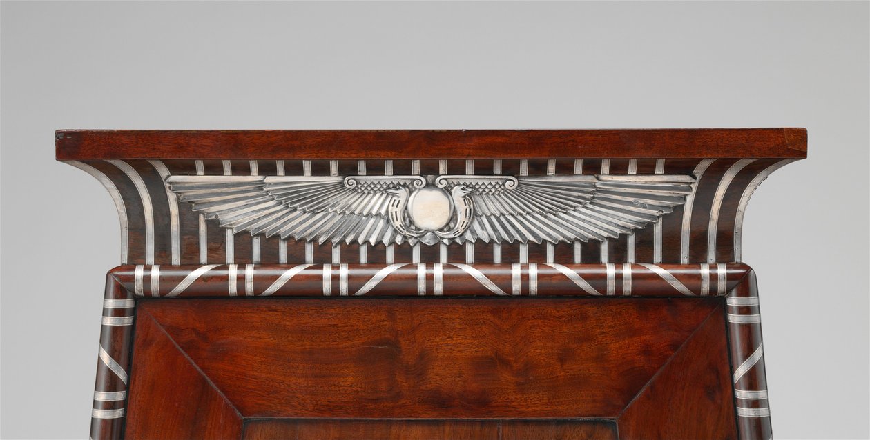 Detalj av ett myntskåp prydt med egyptiska silveremblem, ca 1805 (mahogny) av Charles Percier