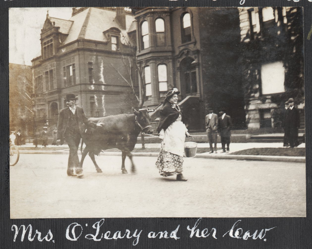 Människor klädde sig till Kate och Patrick OLeary med sin ko som en del av 40-årsfirandet av 1871 års brand i Chicago, 1911 av Charles R. Clark