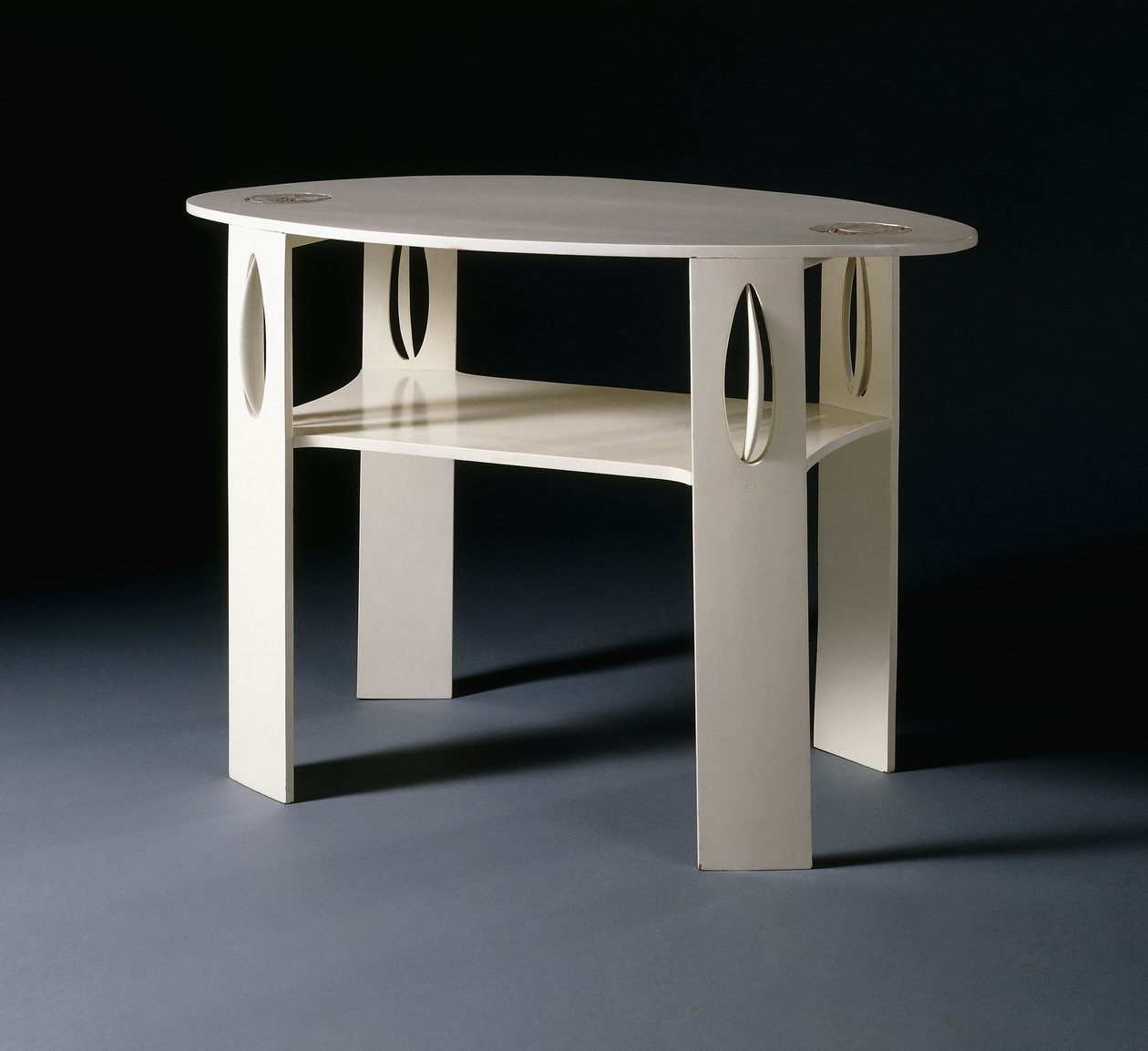 Ett vitt ovalt sidobord, ursprungligen designat för 14 Kingsborough Gardens, Glasgow av Charles Rennie Mackintosh