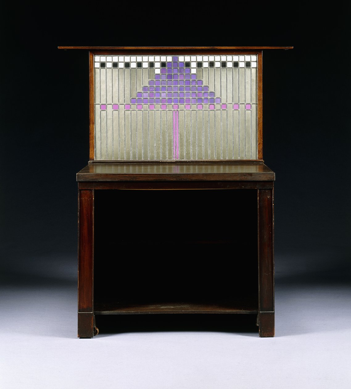 Ett skrivskåp designat för Walter W. Blackie Esq., Hill House, Edinburgh av Charles Rennie Mackintosh