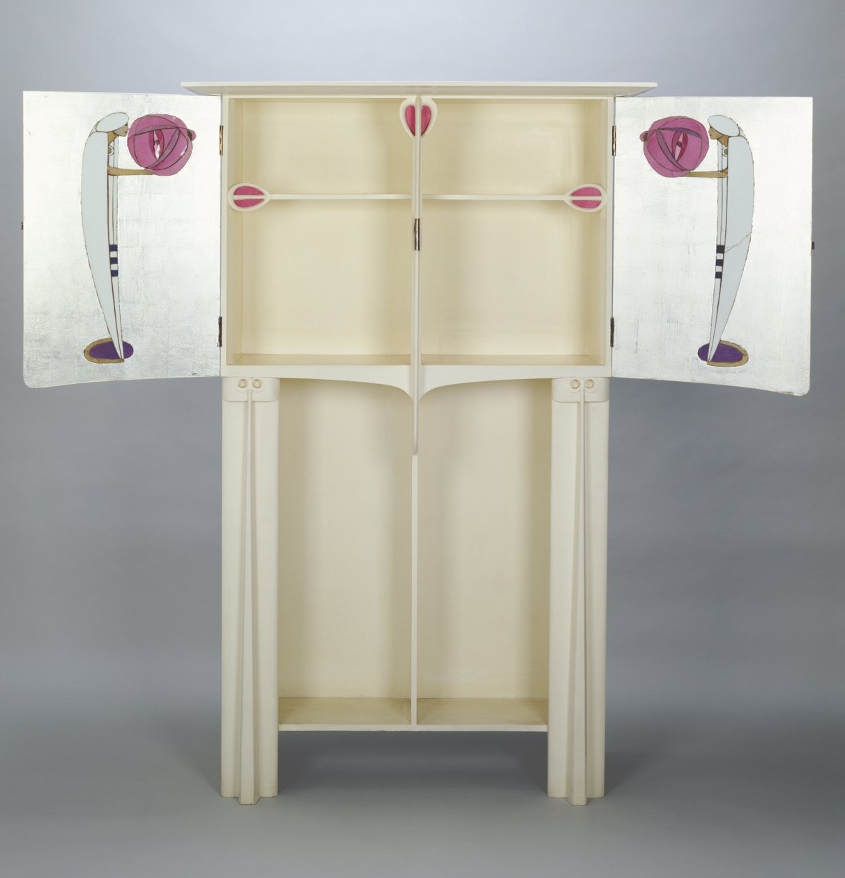 Skåp, gjorda för 14 Kingsborough Gardens, Glasgow, 1902 (målad ek) 88;två figurer på sidodörrarna i arabisk mantel och turban som håller lyktor; av Charles Rennie Mackintosh