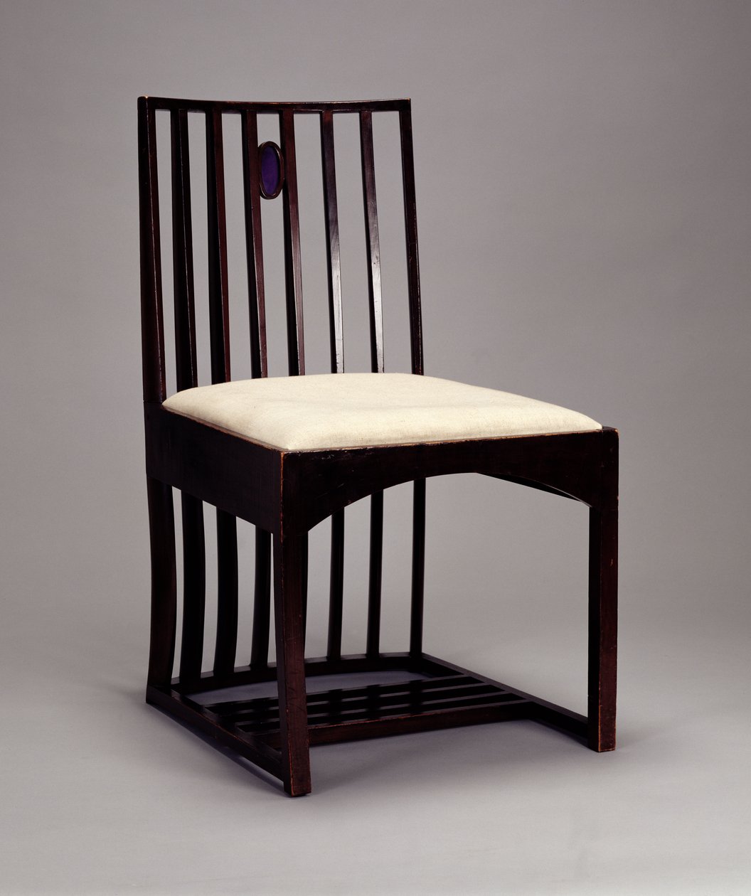 Stol i salongen, HousHill, Glasgow, 1904 (träfärgat mörkt, inlagt med färgat glas) av Charles Rennie Mackintosh