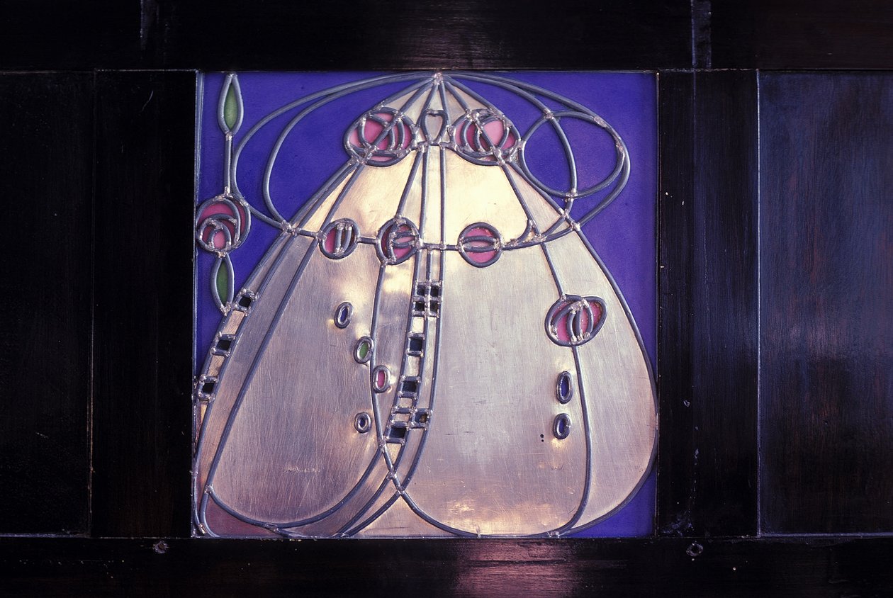 Möbler designade för nr. 120 Mains Street, Glasgow, svart skåp med inlagd plakett, 1904 (trä, metall, emalj) av Charles Rennie Mackintosh