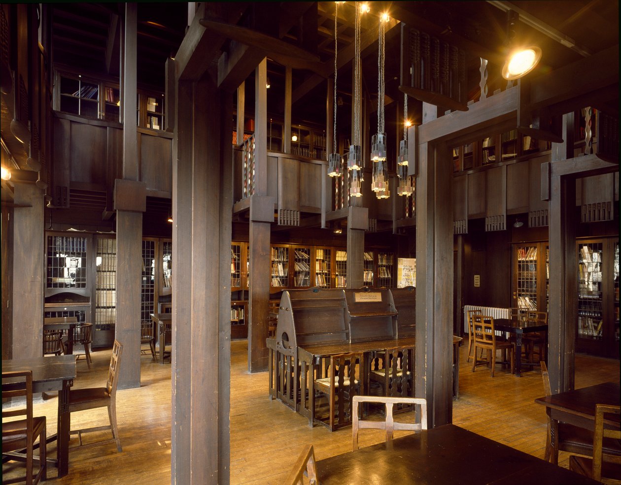 Interiörvy av läsesalen på School of Fine Arts designad av arkitekten Charles Rennie Mackintosh (1868-1928) av Charles Rennie Mackintosh