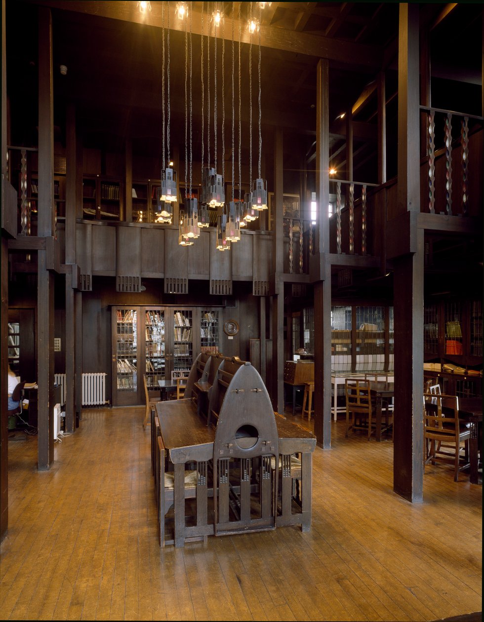 Interiörvy av läsesalen på School of Fine Arts designad av arkitekten Charles Rennie Mackintosh (1868-1928) av Charles Rennie Mackintosh
