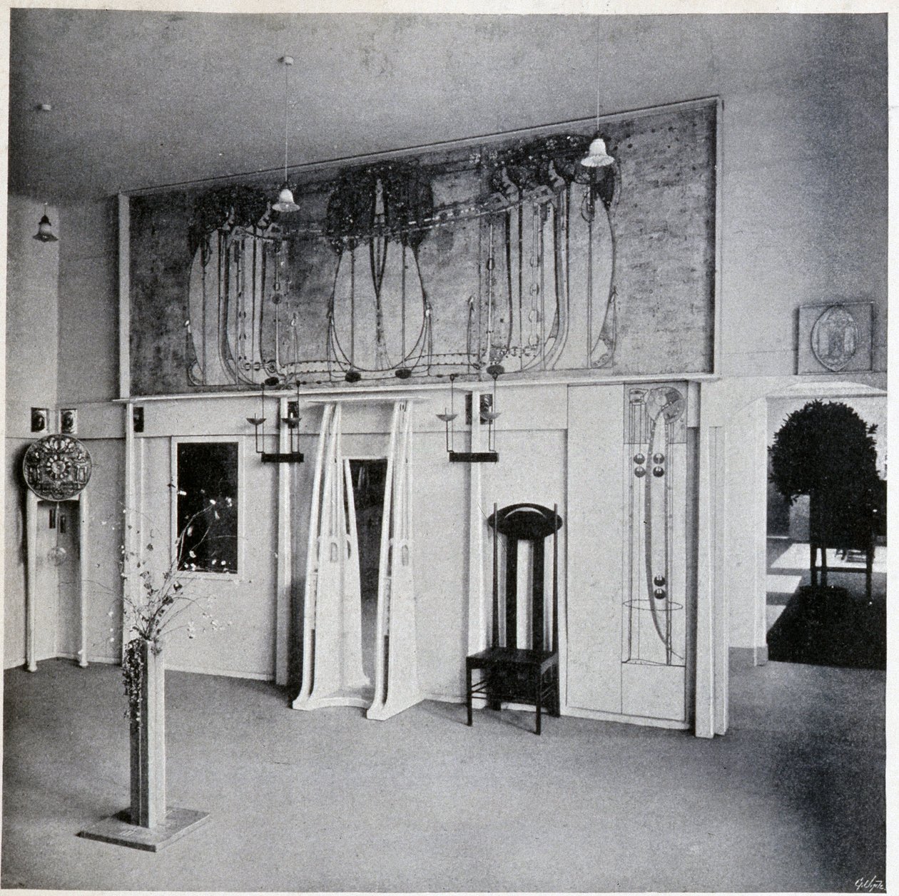 Invändig vy av en dekorativ konstsalong i Wien, cirka 1900 (dekor och möbler av Charles Rennie och Margaret MacDonald Mackintosh) av Charles Rennie Mackintosh