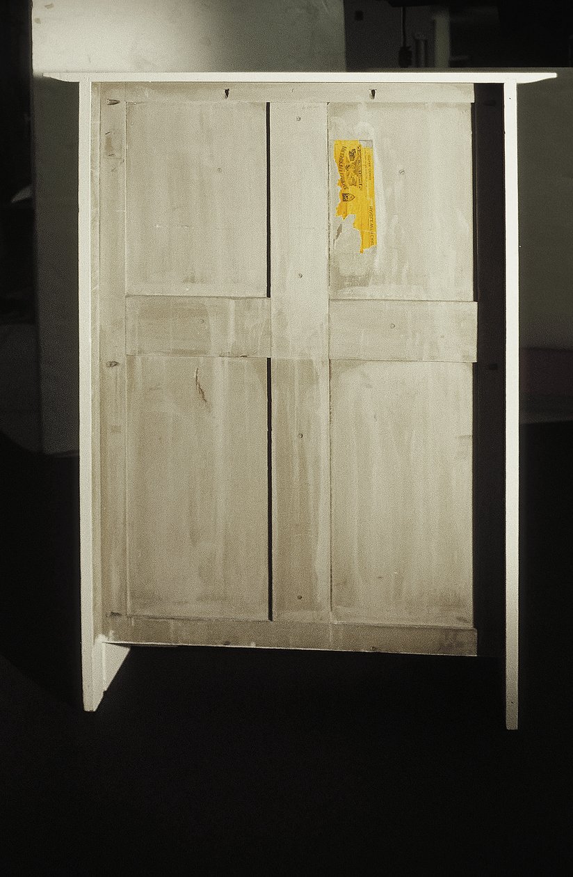 Vitt skåp designat för Mrs. Rowat, 1902 (trä, målat glas, emalj) av Charles Rennie Mackintosh
