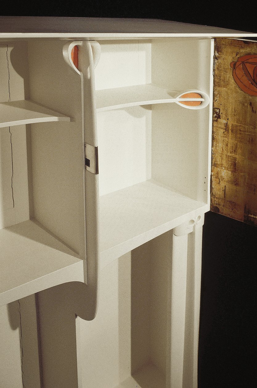 Vitt skåp designat för Mrs. Rowat, 1902 (trä, målat glas, emalj) av Charles Rennie Mackintosh