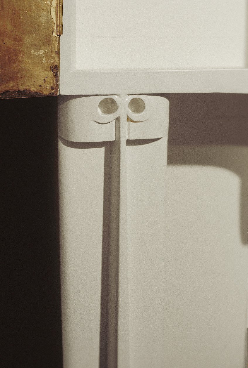 Vitt skåp designat för Mrs. Rowat, 1902 (trä, målat glas, emalj) av Charles Rennie Mackintosh
