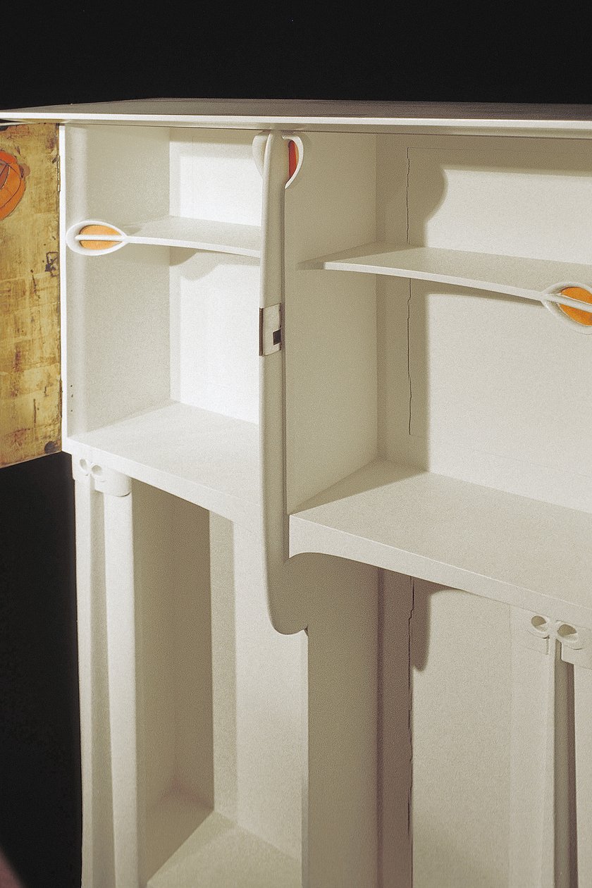 Vitt skåp designat för Mrs. Rowat, 1902 (trä, målat glas, emalj) av Charles Rennie Mackintosh