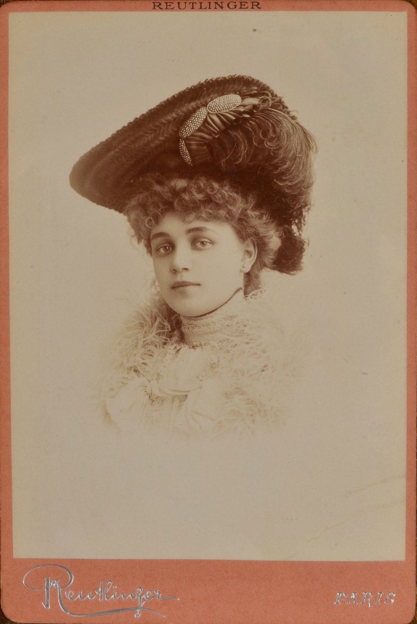 Elegant kvinna med hatt på huvudet - Charles Reutlinger av Charles Reutlinger