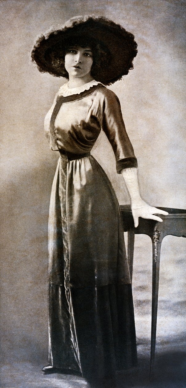Porträtt av Emilie Bouchaud, i midjan av Polar Geting, runt 1909 (s/v foto) av Charles Reutlinger